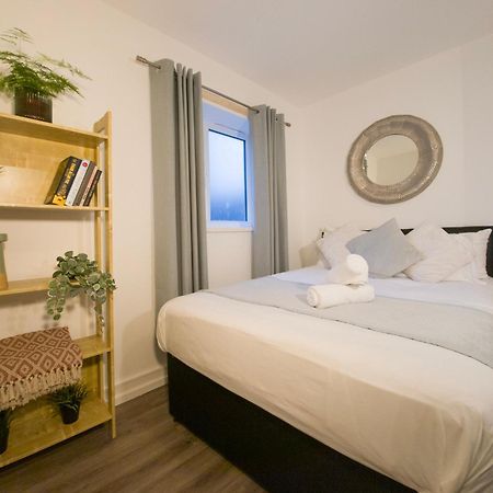 Plenty Of Parking Available; 3 Bedroom Apartment By Property Promise คาร์ดิฟฟ์ ภายนอก รูปภาพ