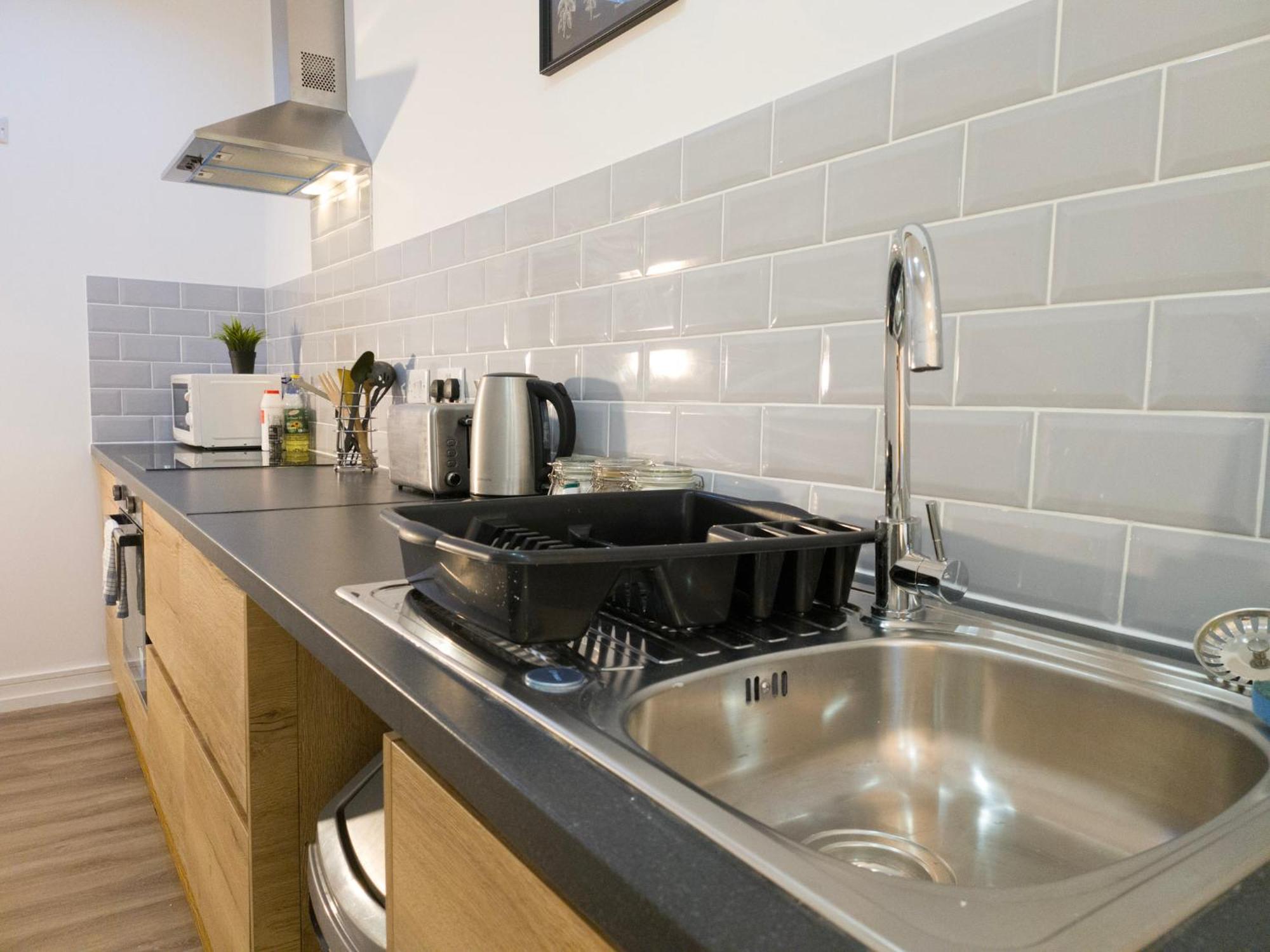 Plenty Of Parking Available; 3 Bedroom Apartment By Property Promise คาร์ดิฟฟ์ ภายนอก รูปภาพ