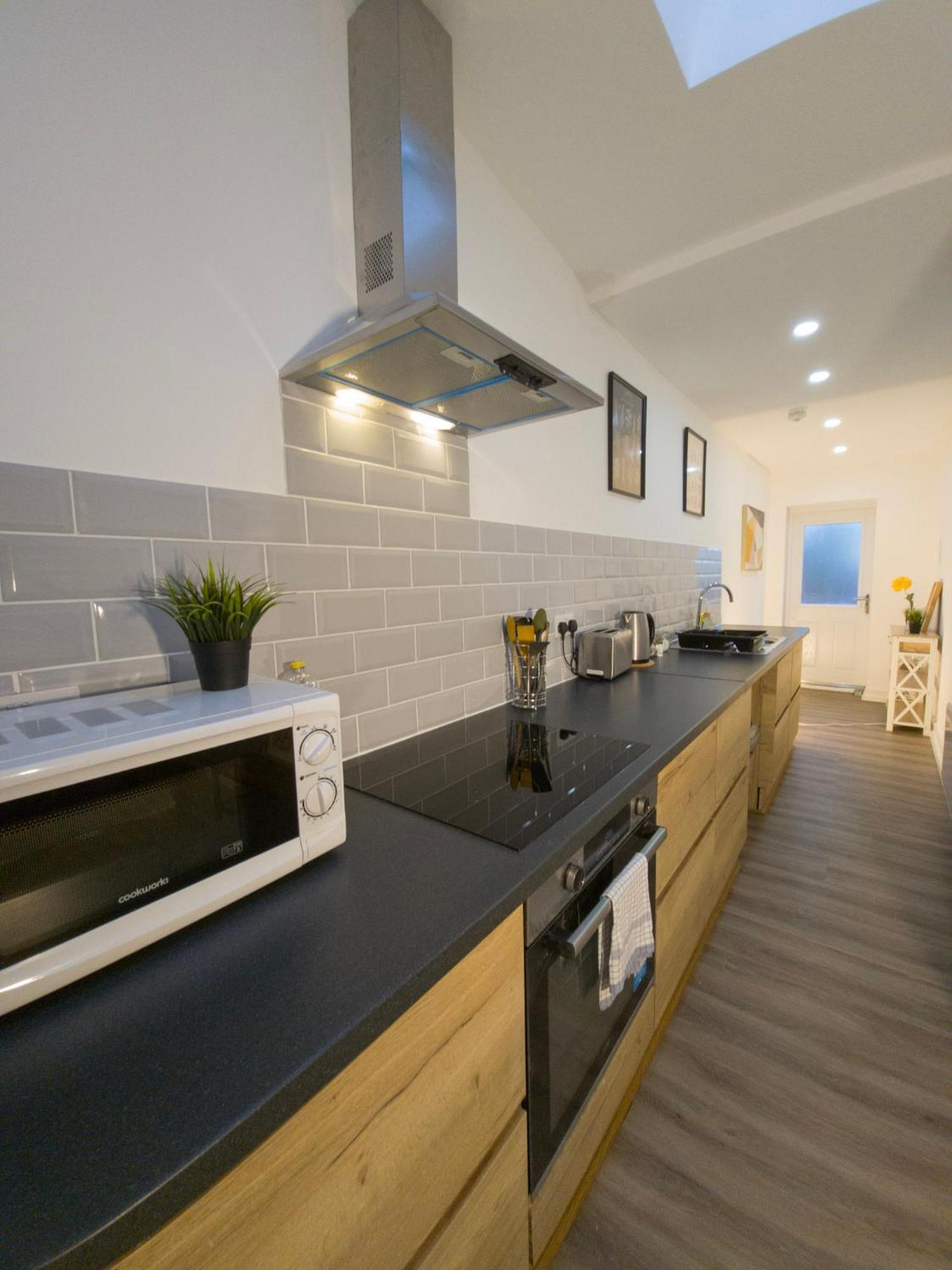Plenty Of Parking Available; 3 Bedroom Apartment By Property Promise คาร์ดิฟฟ์ ภายนอก รูปภาพ