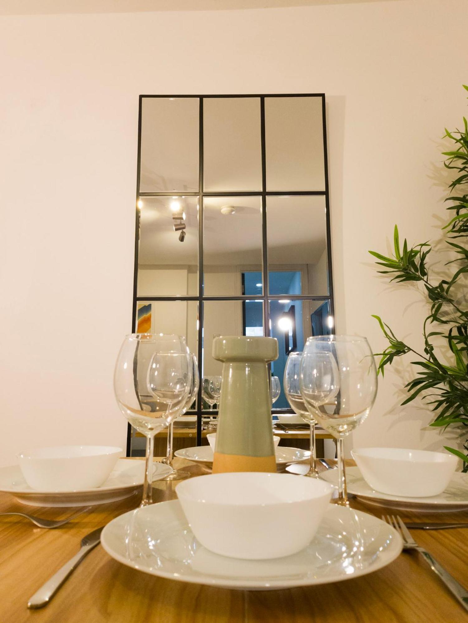 Plenty Of Parking Available; 3 Bedroom Apartment By Property Promise คาร์ดิฟฟ์ ภายนอก รูปภาพ