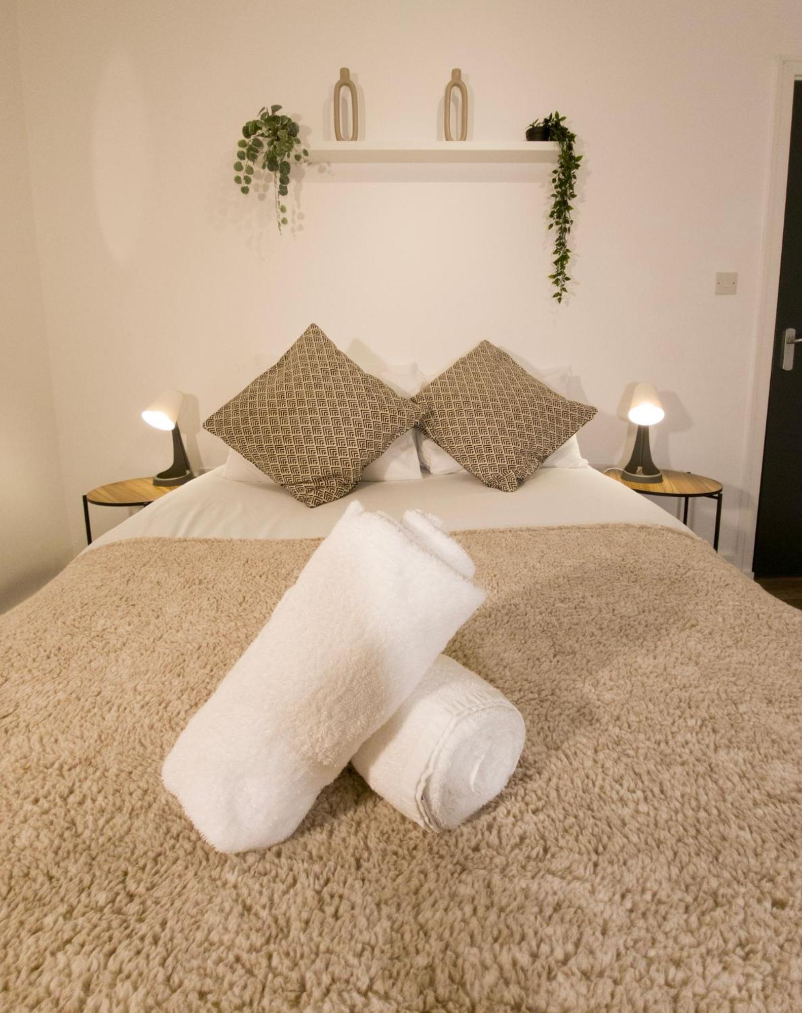 Plenty Of Parking Available; 3 Bedroom Apartment By Property Promise คาร์ดิฟฟ์ ภายนอก รูปภาพ