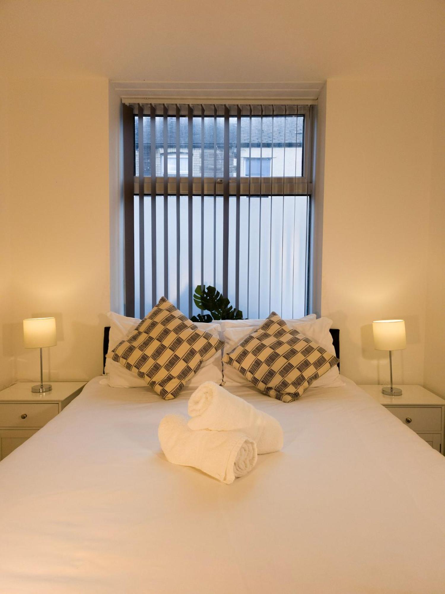 Plenty Of Parking Available; 3 Bedroom Apartment By Property Promise คาร์ดิฟฟ์ ภายนอก รูปภาพ