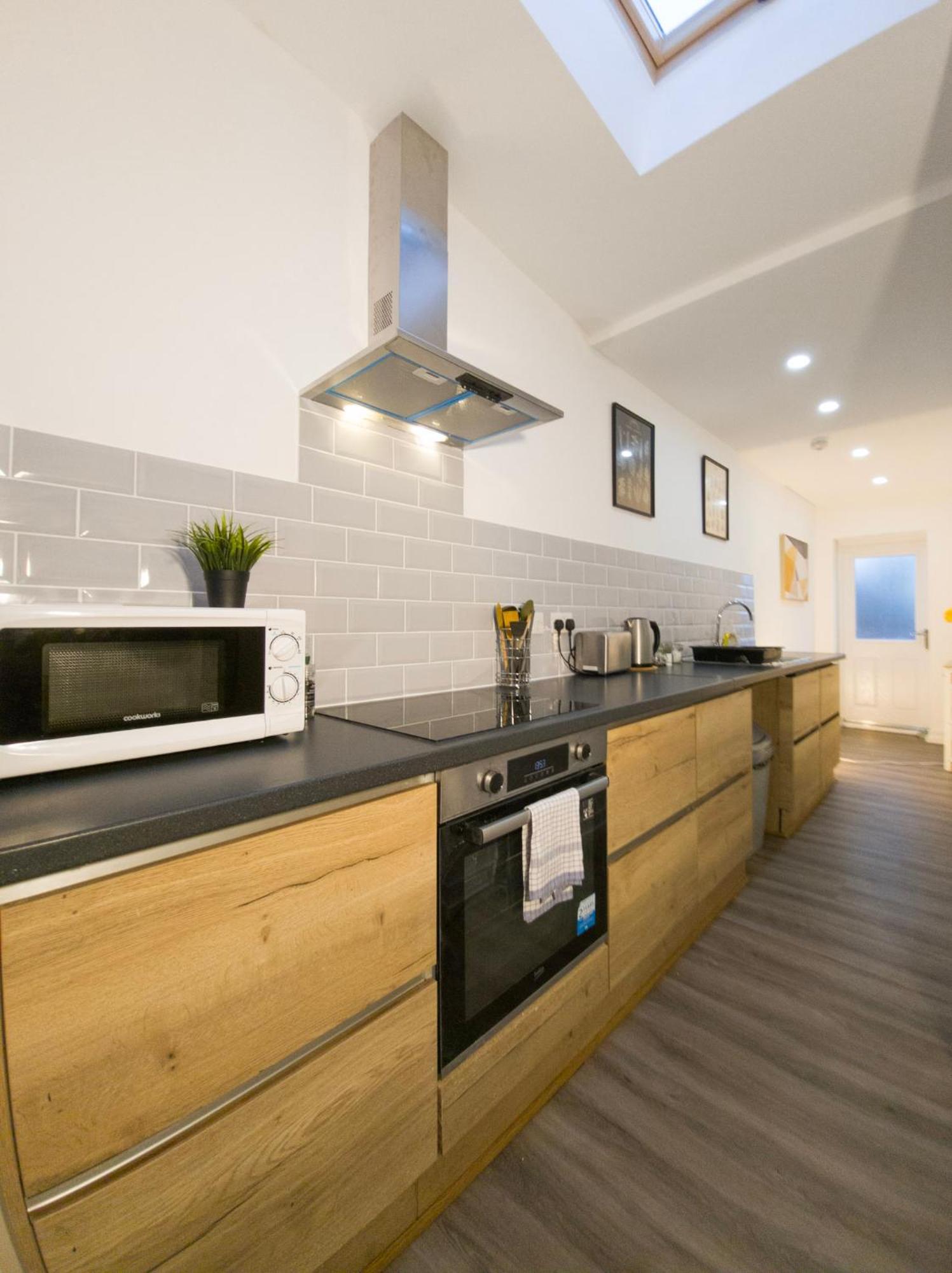 Plenty Of Parking Available; 3 Bedroom Apartment By Property Promise คาร์ดิฟฟ์ ภายนอก รูปภาพ
