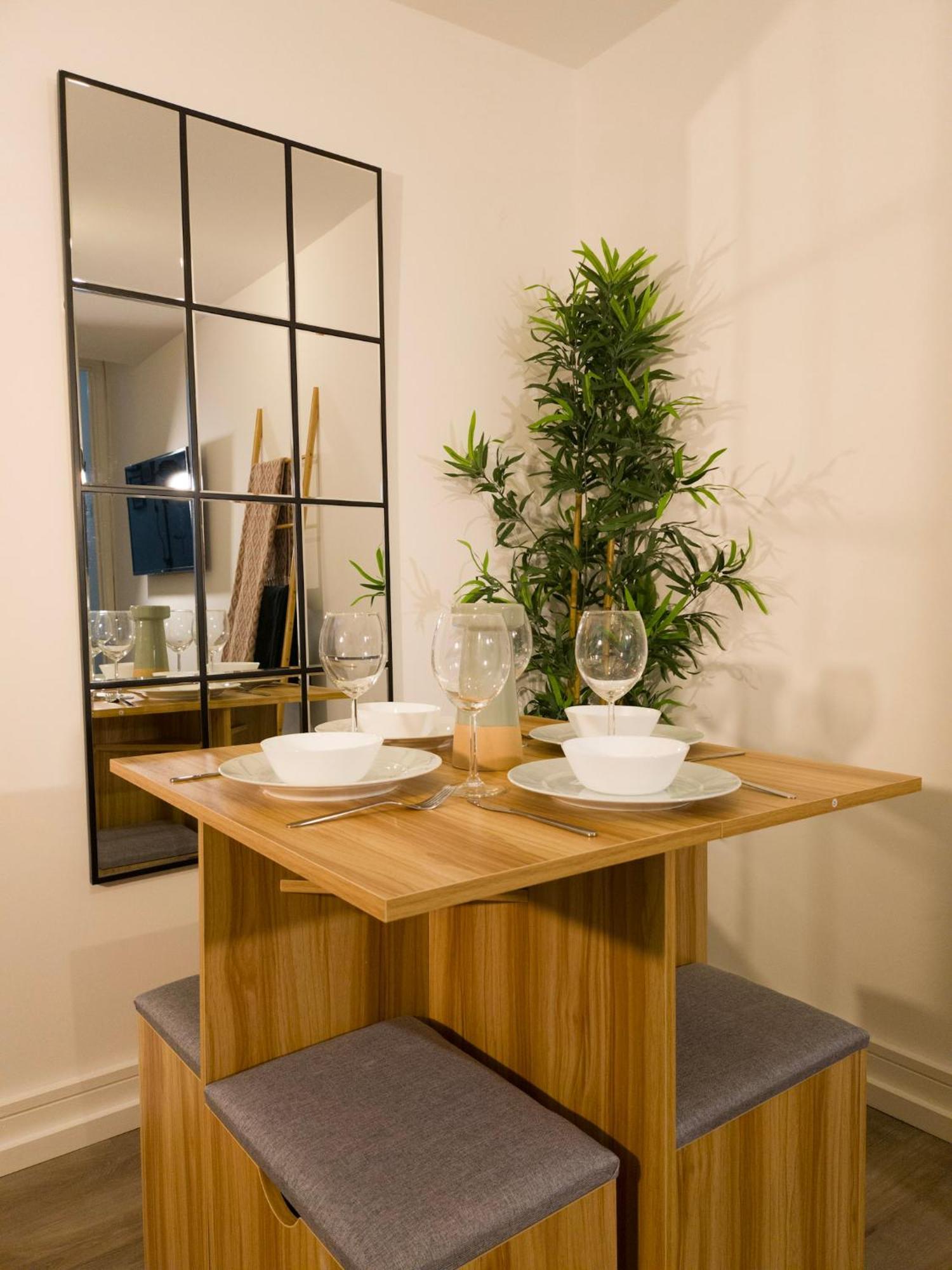 Plenty Of Parking Available; 3 Bedroom Apartment By Property Promise คาร์ดิฟฟ์ ภายนอก รูปภาพ