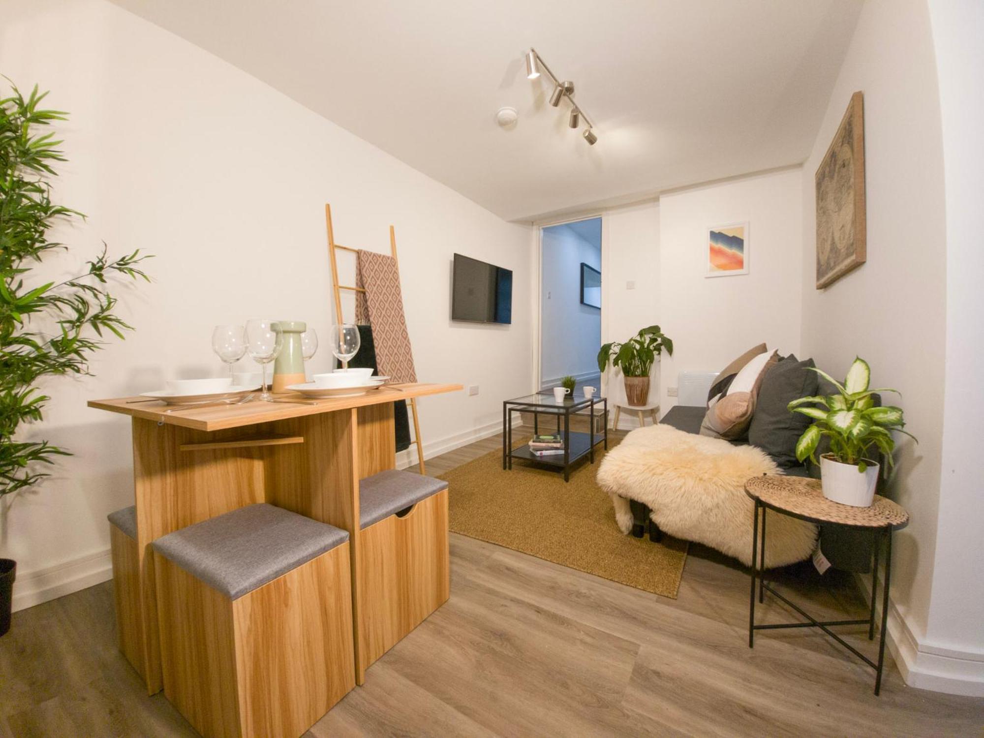 Plenty Of Parking Available; 3 Bedroom Apartment By Property Promise คาร์ดิฟฟ์ ภายนอก รูปภาพ