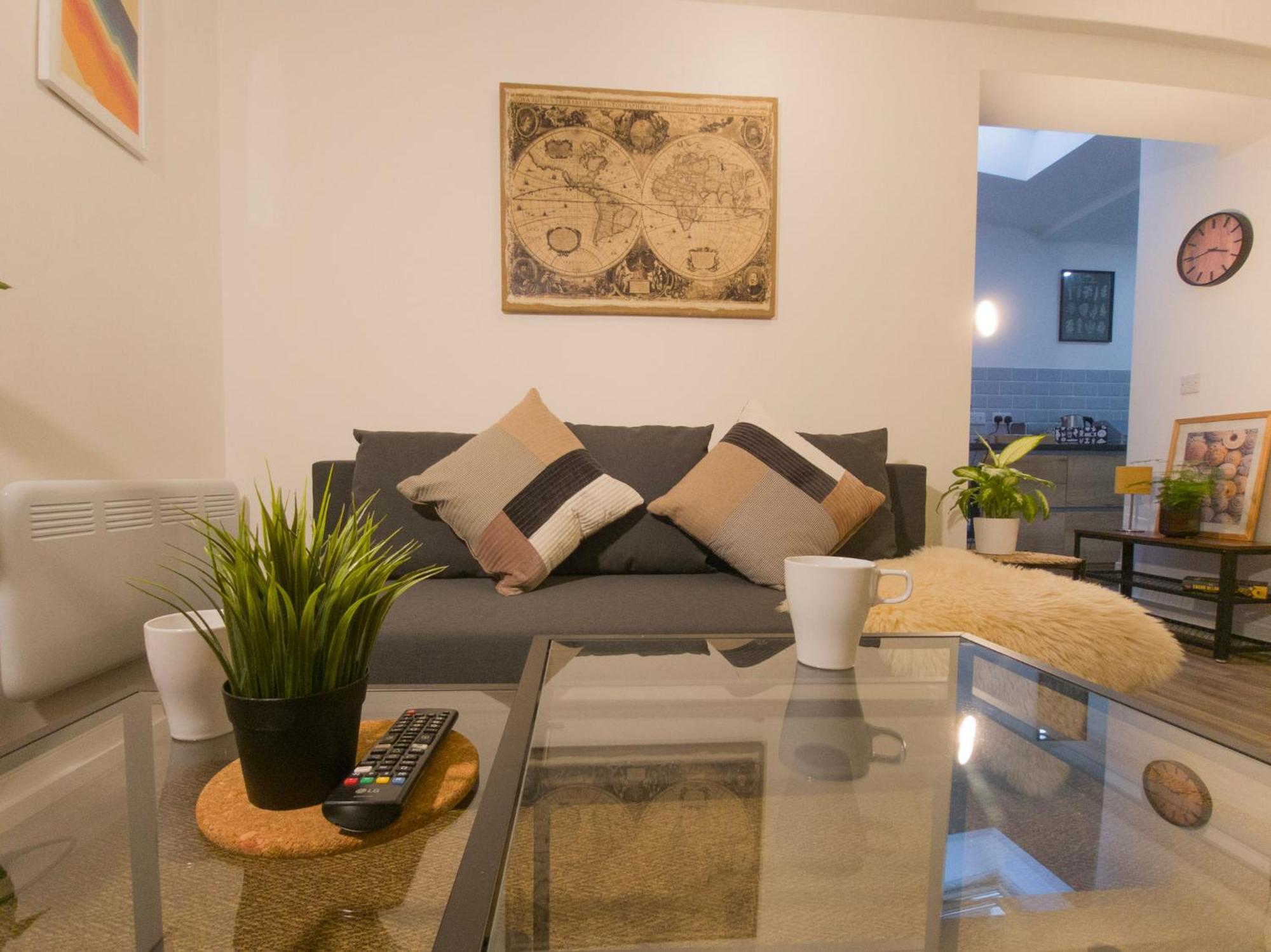 Plenty Of Parking Available; 3 Bedroom Apartment By Property Promise คาร์ดิฟฟ์ ภายนอก รูปภาพ