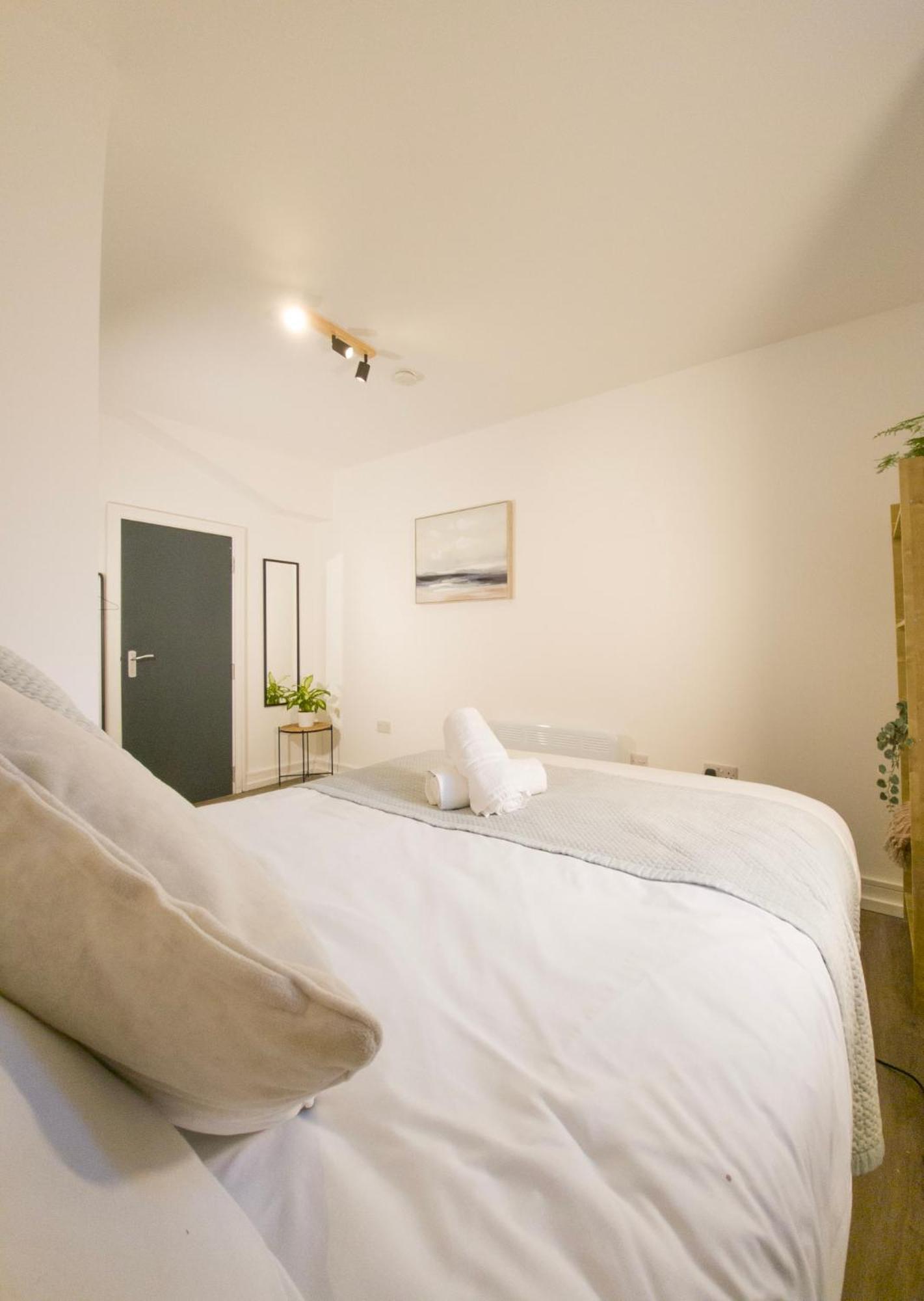 Plenty Of Parking Available; 3 Bedroom Apartment By Property Promise คาร์ดิฟฟ์ ภายนอก รูปภาพ
