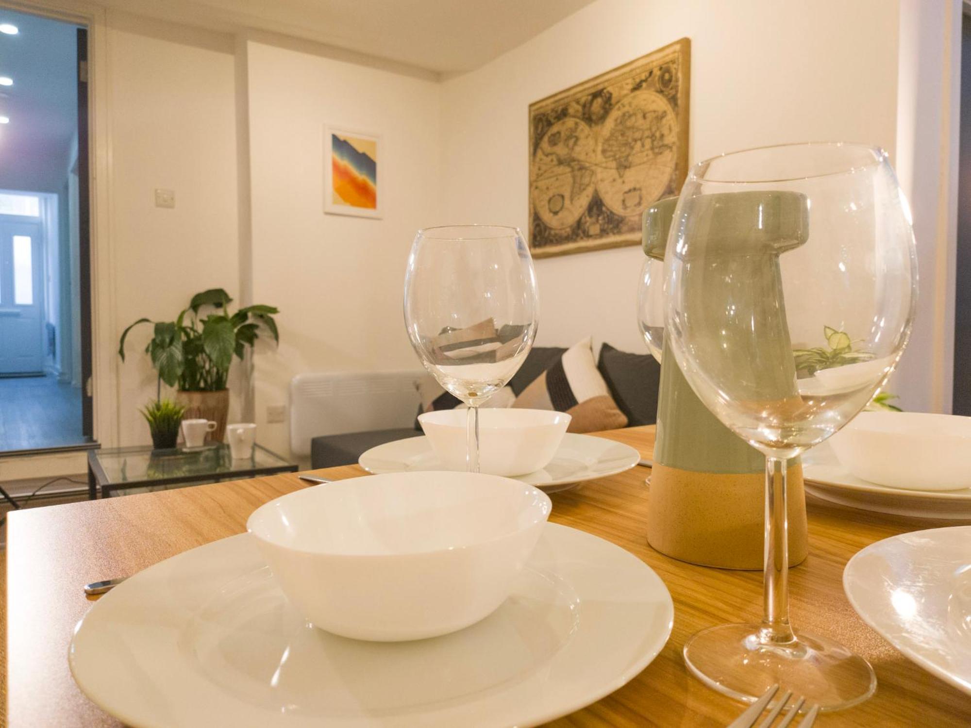 Plenty Of Parking Available; 3 Bedroom Apartment By Property Promise คาร์ดิฟฟ์ ภายนอก รูปภาพ