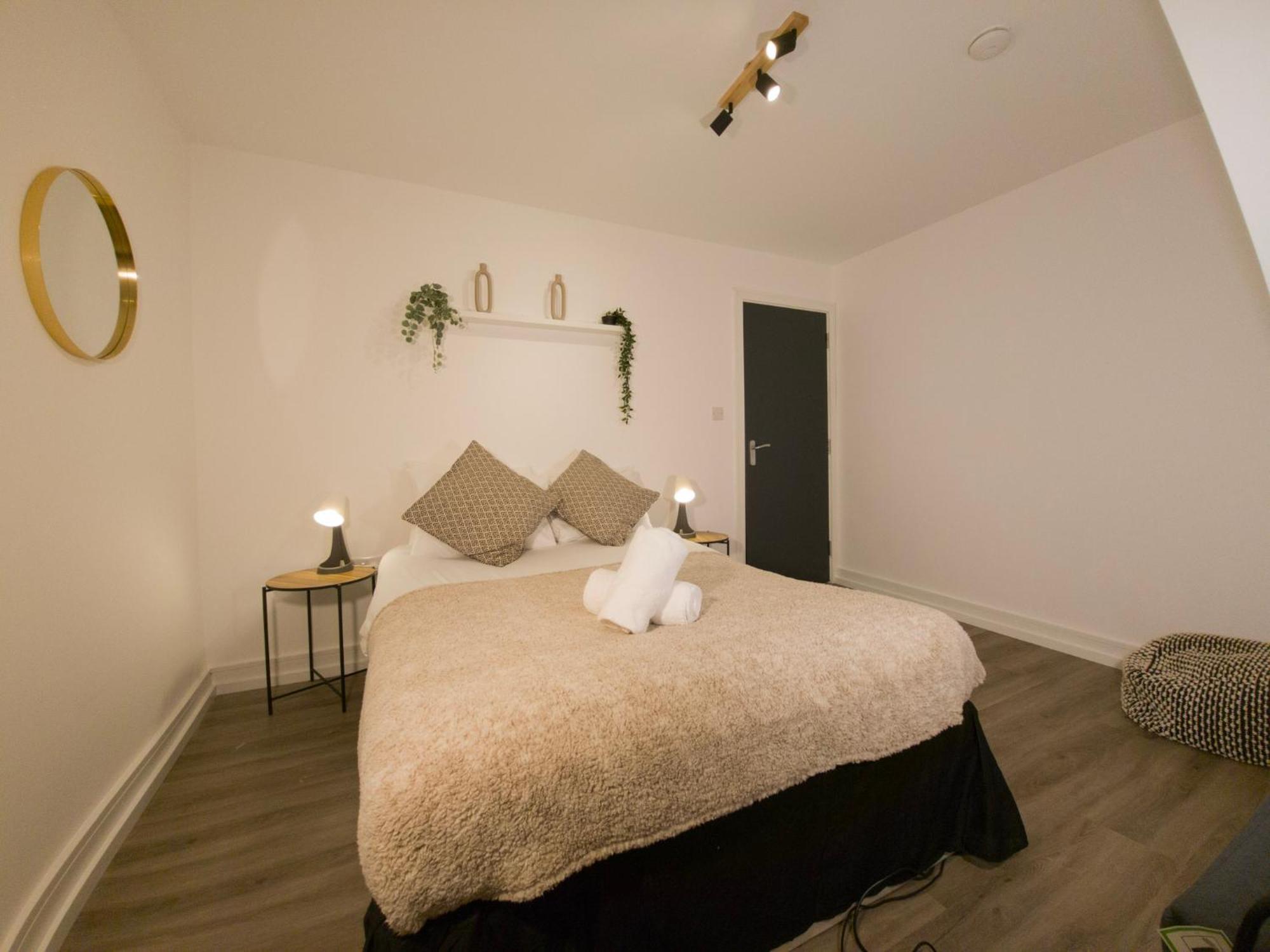 Plenty Of Parking Available; 3 Bedroom Apartment By Property Promise คาร์ดิฟฟ์ ภายนอก รูปภาพ