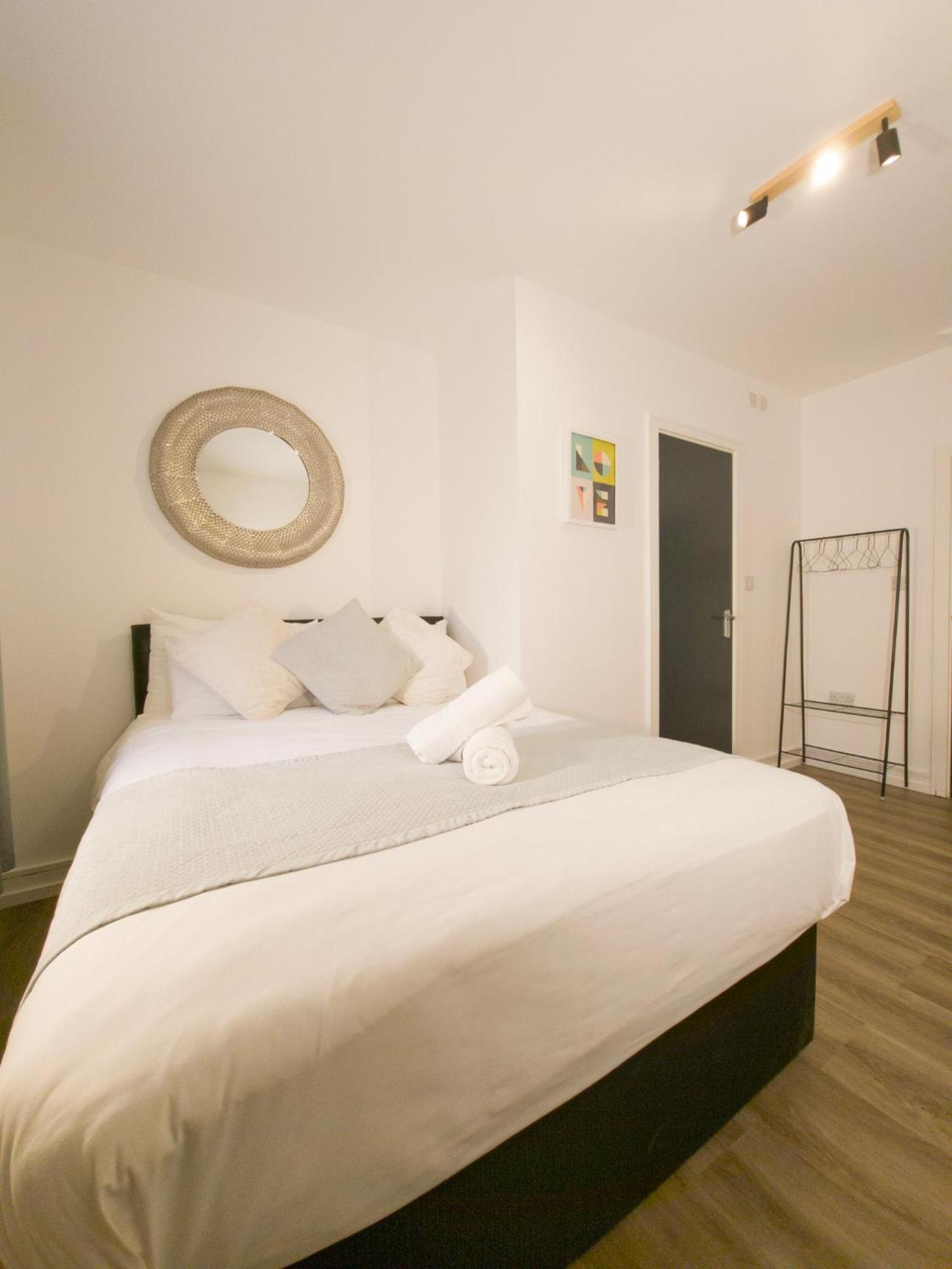 Plenty Of Parking Available; 3 Bedroom Apartment By Property Promise คาร์ดิฟฟ์ ภายนอก รูปภาพ