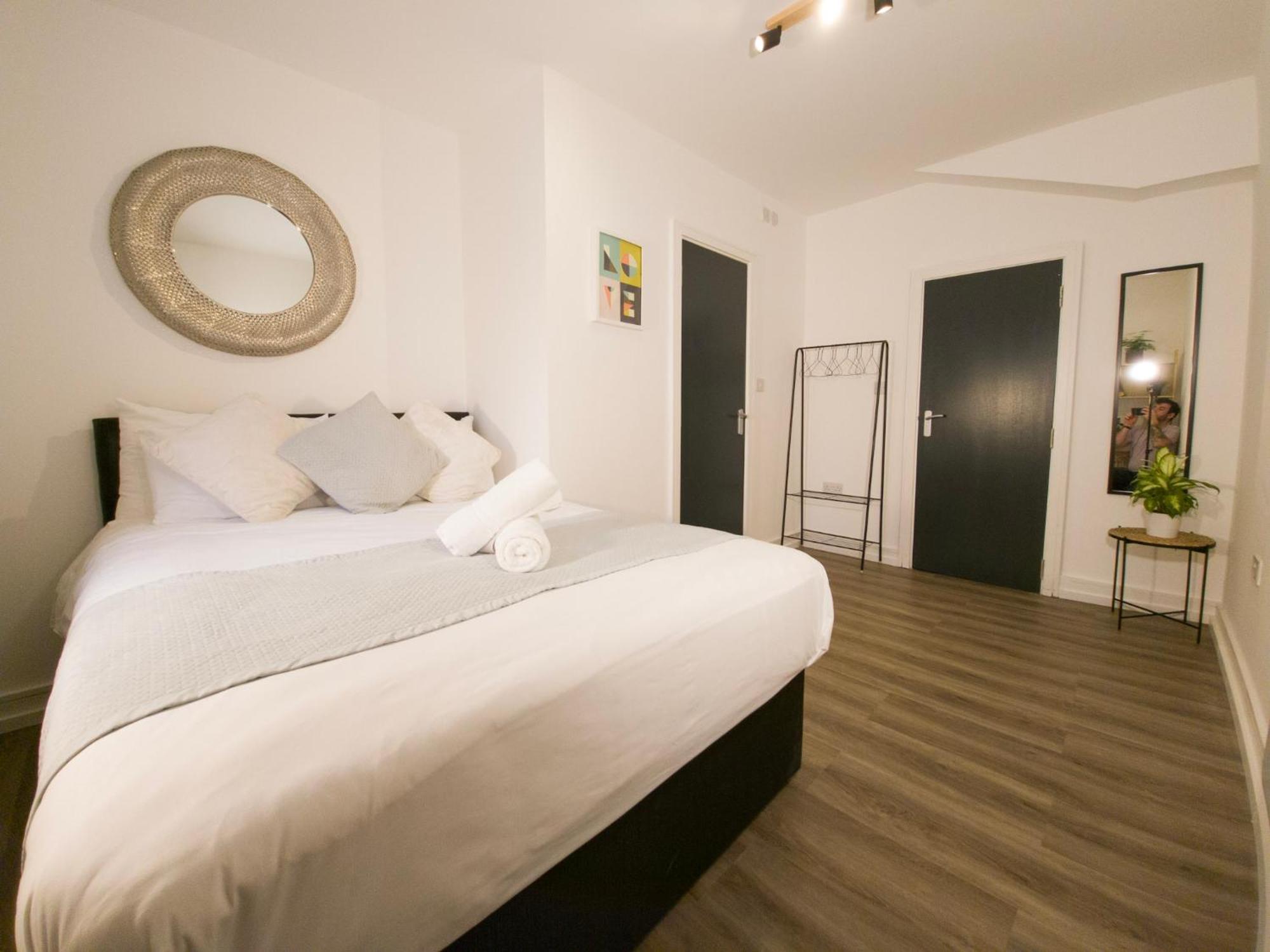 Plenty Of Parking Available; 3 Bedroom Apartment By Property Promise คาร์ดิฟฟ์ ภายนอก รูปภาพ